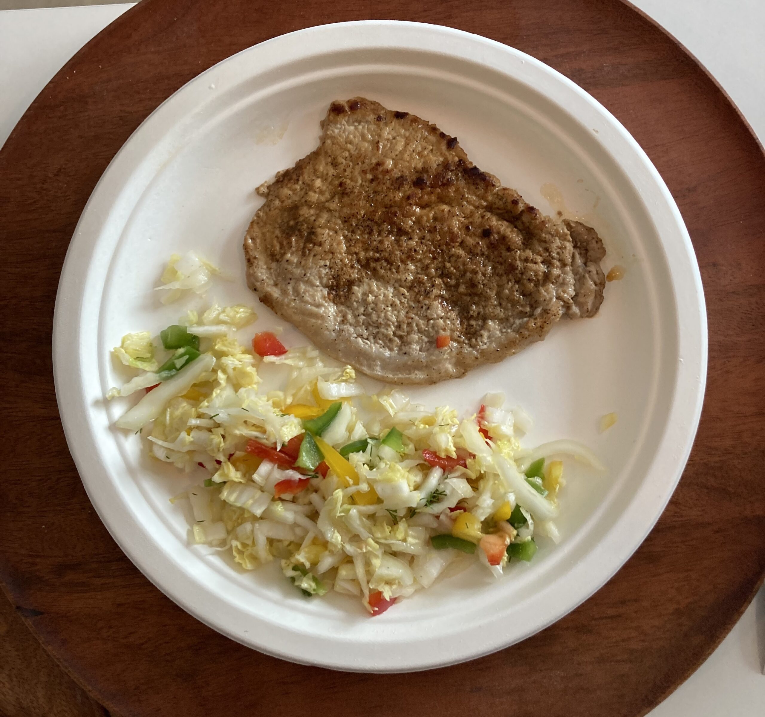 Kotlet schabowy saute (nie panierowany) z ziemniakami i surówką